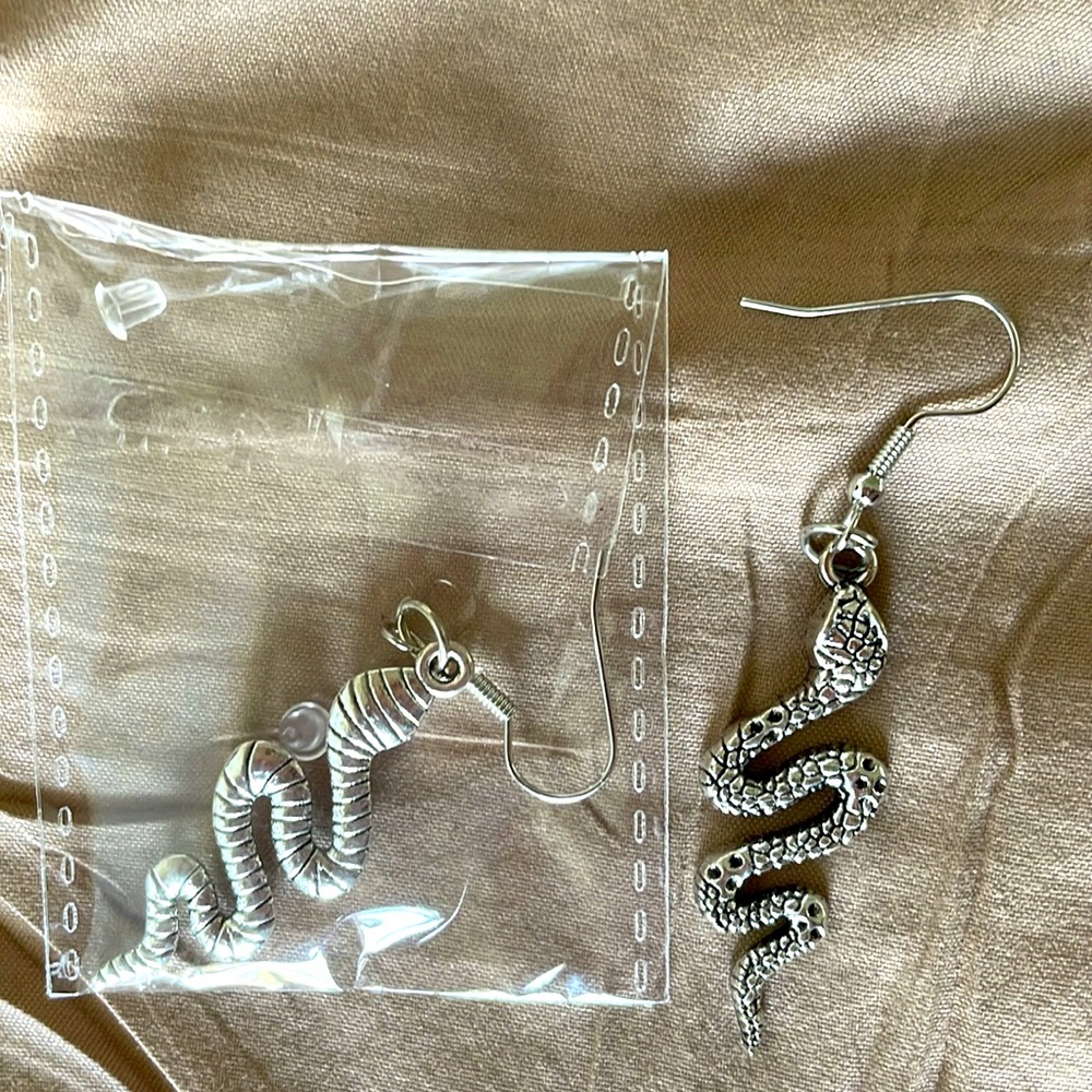 🛍️ 3 for $12 NIP Halloween dangling silver snake earrings
